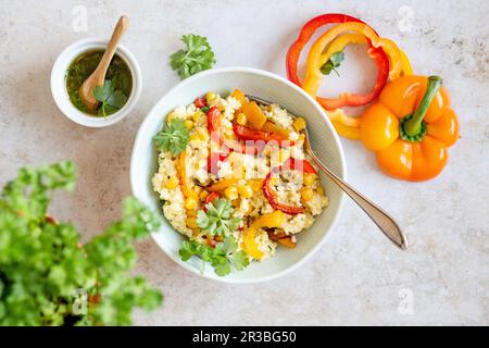 Hirse Schüssel mit Paprika und Zuckermais Stockfoto