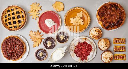 Verschiedene herbstliche süße Kuchen und Torten Stockfoto