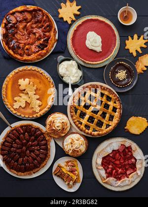 Verschiedene herbstliche süße Kuchen und Torten Stockfoto