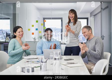 Kollegen applaudieren bei der Videokonferenz in der Besprechung Stockfoto
