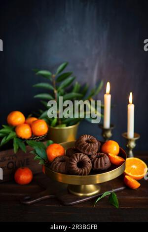 Weihnachtsschokolade und Orangenkuchen Stockfoto