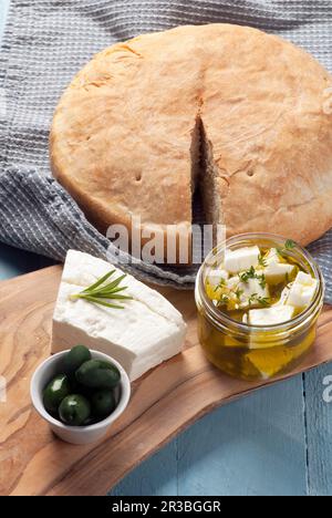 Fetakäse mariniert in Olivenöl und Kräuter mit Pita Stockfoto