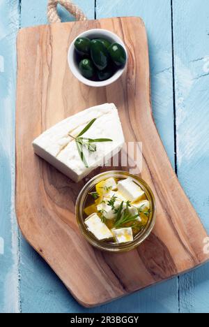 Fetakäse, Oliven und marinierte Feta in Olivenöl Stockfoto