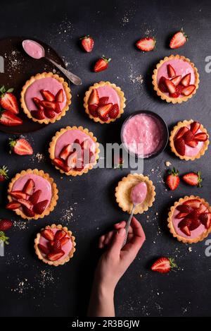 Shortbread-Törtchen mit Joghurt, Erdbeergelee und frischen Erdbeeren Stockfoto