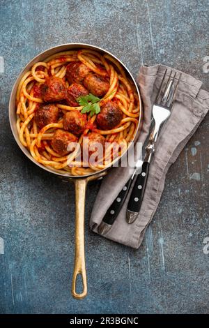 Hausgemachte Pasta mit gerösteten Fleischbällchen und Tomatensoße Stockfoto
