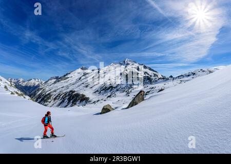 Österreich, Tirol, Skifahrerin am Hundskehljoch-Pass Stockfoto