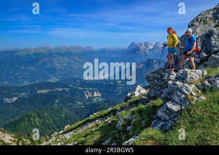 Italien, Provinz Belluno, ein Paar Wanderer, die den Blick auf den Alta Via Dolomiti Bellunesi Trail bewundern Stockfoto