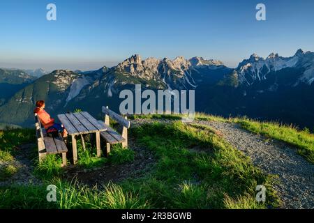 Italien, Provinz Belluno, weibliche Wanderer, die auf dem Gipfel des Monte Punta sitzt Stockfoto