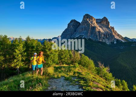 Italien, Provinz Belluno, Wanderer im Val di Zoldo in den Dolomiten Stockfoto