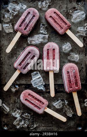Eiscreme auf einem Stock mit Waldfruchtgeschmack Stockfoto