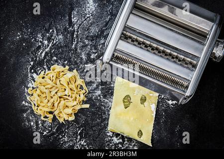 Hausgemachte Nudeln mit Band und Lasagne mit Salbei und Pasta-Maschine Stockfoto