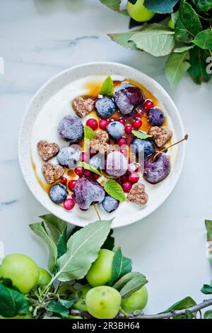 Joghurt mit gefrorenem Obst und Gebäckherzen Stockfoto