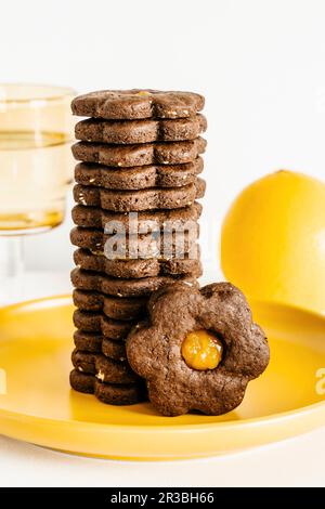 Dunkle Schokolade und orangefarbene Kekse mit Marmelade Stockfoto