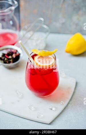 Hausgemachter Eistee mit Zitronenkeil in einem Glas Stockfoto