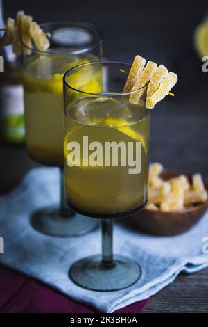 Stachelbeeren-Aperitif mit Fruchtgelee Stockfoto