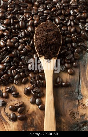 Kaffeebohnen mit gemahlenem Kaffee Stockfoto