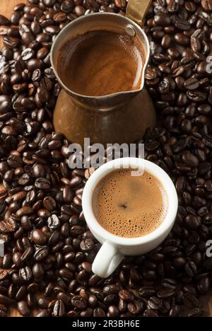 Griechischer Kaffee mit Bohnen Stockfoto