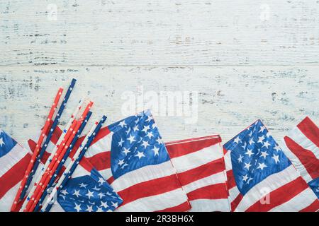 4. Juli Hintergrund. AMERIKANISCHE Flaggenpapierserviette und Picknick-Cocktailhalme auf altem weißem Tischhintergrund. Fröhliche Arbeit, Unabhängigkeit, Präsidententag. Happ Stockfoto