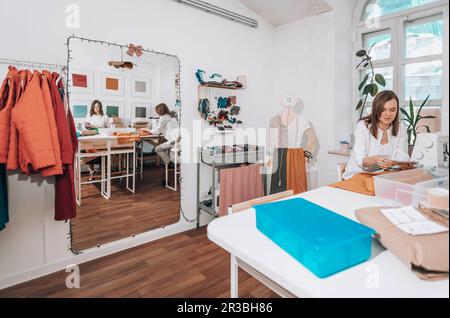Modedesigner, die in der Textilwerkstatt arbeiten Stockfoto
