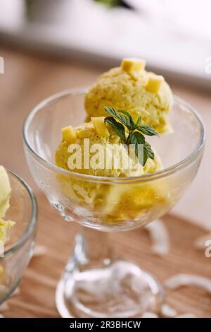 Vegane Mango- und Kokosnusseis (zuckerfrei) Stockfoto