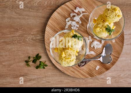 Vegane Mango- und Kokosnusseis (zuckerfrei) Stockfoto