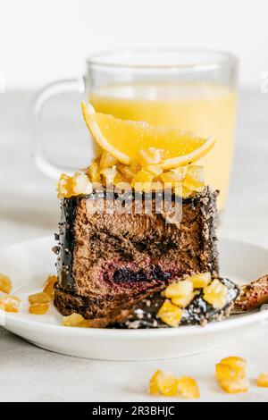 Schokoladenkuchen mit kandierten Orangenfrüchten und schwarzen Johannisbeeren Stockfoto
