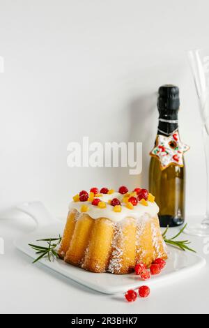 Orangenkuchen glasiert und zu Weihnachten mit Cranberrys dekoriert Stockfoto