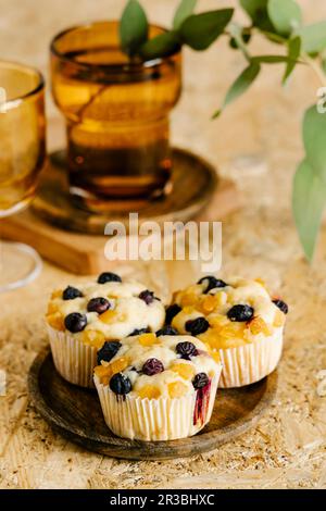 Ricotta-Muffins mit Heidelbeeren und kandierten Orangenfrüchten Stockfoto