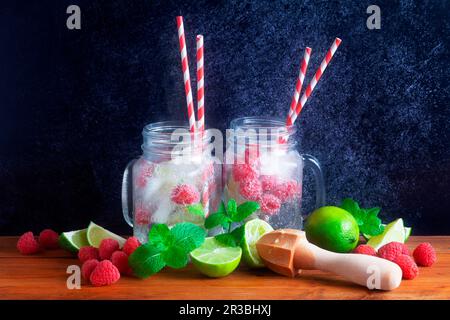 Gläser hausgemachte Himbeeren und Limonade Stockfoto