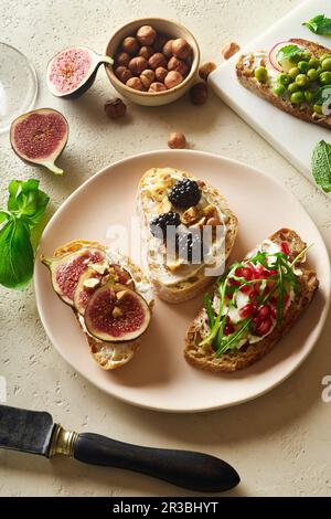 Verschiedene Bruschettas mit Belägen Stockfoto