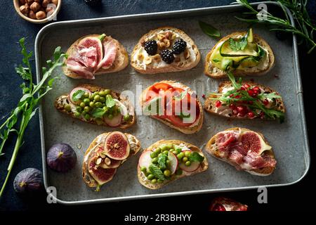 Verschiedene Bruschettas mit Belägen Stockfoto