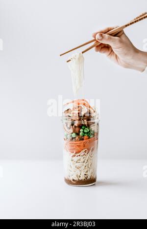 Pasta mit Miso gerösteten Tofu-Karotten und Erbsen Stockfoto