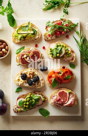 Verschiedene Bruschettas mit Belägen Stockfoto