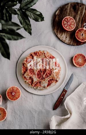 Invertierter Mandelkuchen mit roten Orangen Stockfoto