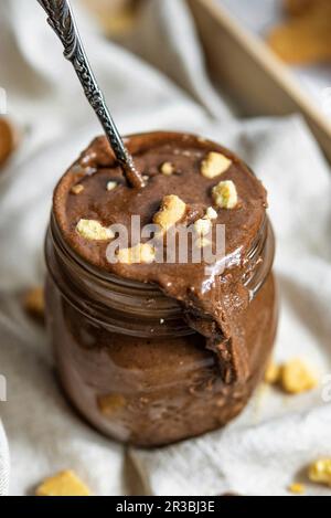 Abrundung hausgemachter veganischer Schokolade Haselnuss mit Keksen Stockfoto