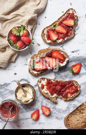 Butterkonfitüre Toast mit frischen Erdbeeren Stockfoto