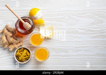 Hausgemachte Kurkuma-Zitronen-Ingwer-Shots Stockfoto