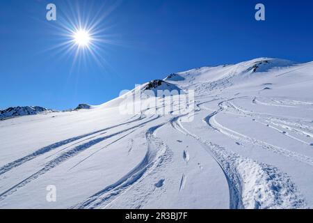 Österreich, Tirol, die Sonne scheint über dem schneebedeckten Sidanjoch-Kamm Stockfoto