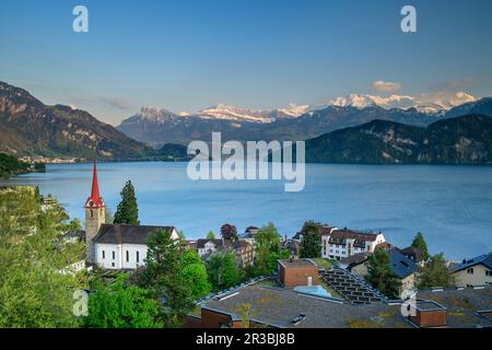 Schweiz, Kanton Luzern, Weggis, Dorf am Ufer des Vierwaldstätter Sees in der Abenddämmerung Stockfoto