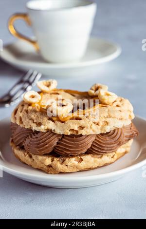 Paris-Brest, ein Ring aus Choux-Gebäck mit Haselnuss und Schokoladencreme Stockfoto