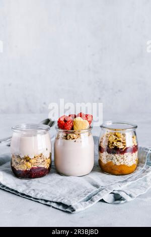 Gesunde Himbeerparfaits mit Joghurt in Glasgefäßen Stockfoto