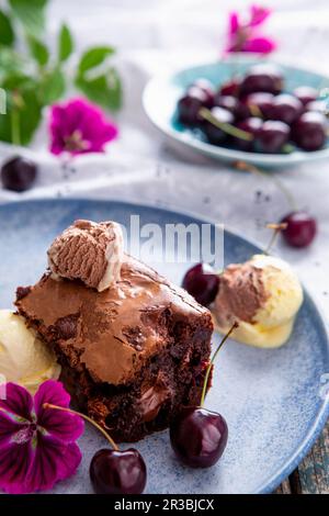 Schokolade und Kirschbrownies mit Eis Stockfoto