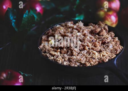 Apfelkuchen in einer gusseisernen Pfanne gebacken Stockfoto