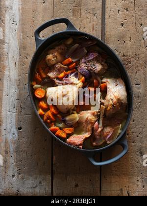 Geschmortes Kaninchen mit Karotten und Zwiebeln Stockfoto