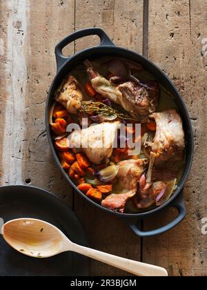 Geschmortes Kaninchen mit Karotten und Zwiebeln Stockfoto