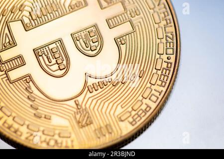 Nahaufnahme einer goldfarbenen Bitcoin-Münze Stockfoto