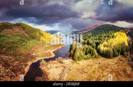 Großbritannien, Schottland, Sturmwolken über Loch Doilean mit Regenbogen im Hintergrund Stockfoto