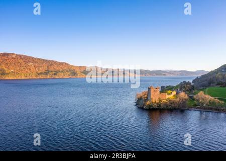 Großbritannien, Schottland, Blick aus der Vogelperspektive auf Loch Ness mit Urquhart Castle im Hintergrund Stockfoto