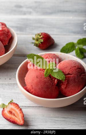 Hausgemachte Erdbeerbanane, leckere Sahne, frische Minze und Erdbeeren Stockfoto