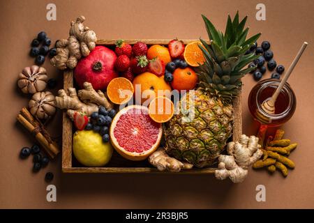 Auswahl an frischen Früchten mit Vitamin C und natürlichen Inhaltsstoffen, um das Immunsystem zu stärken Stockfoto